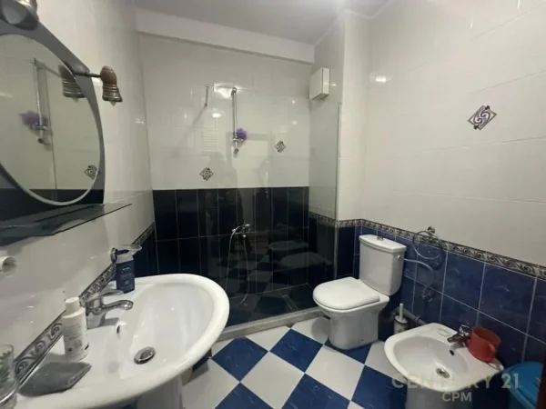 Tirane, jepet me qera apartament 2+1 Kati 5, 80 m² 700 € (Komuna e Parisit)