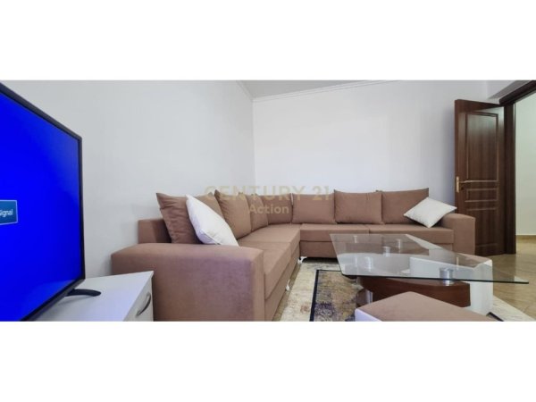 Tirane, jepet me qera apartament 1+1 Kati 4, 80 m² 550 € (Rruga e Dibres)