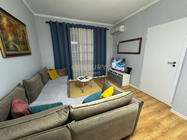 Tirane, jepet me qera apartament 1+1 Kati 3, 80 m² 600 € (Rruga e Dibres)
