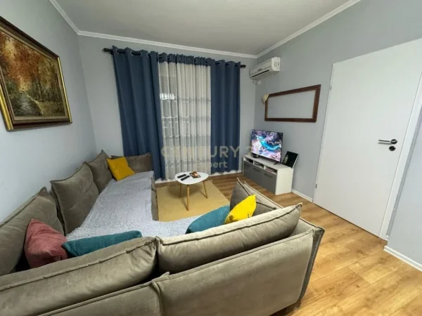 Tirane, jepet me qera apartament 1+1 Kati 3, 80 m² 600 € (Rruga e Dibres)