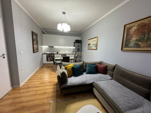 Tirane, jepet me qera apartament 1+1 Kati 3, 80 m² 600 € (Rruga e Dibres)