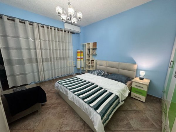 Tirane, jepet me qera apartament 1+1 Kati 3, 80 m² 600 € (Rruga e Dibres)
