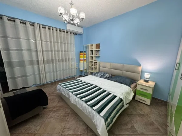 Tirane, jepet me qera apartament 1+1 Kati 3, 80 m² 600 € (Rruga e Dibres)