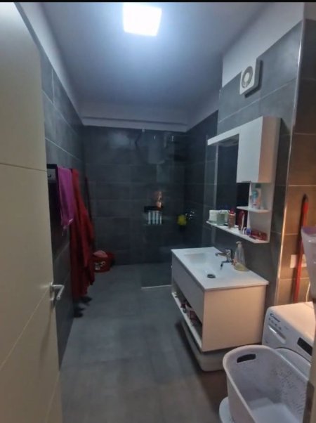 Tirane, jepet me qera apartament 1+1+Ballkon Kati 6, 78 m² 500 € (fusha e aviaciont)