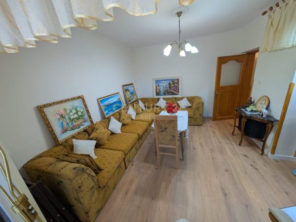 Tirane, jepet me qera apartament 2+1 Kati 5, 80 m² 550 € (Rruga e Barrikadave)