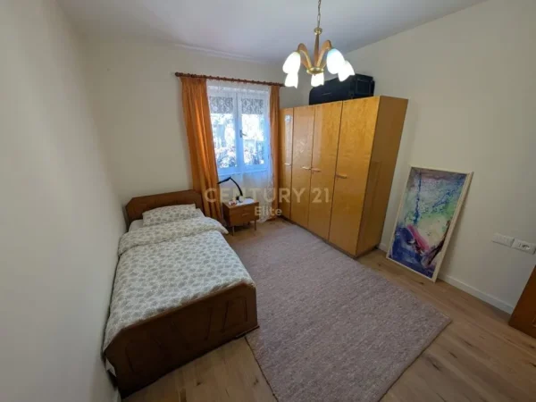 Tirane, jepet me qera apartament 2+1 Kati 5, 80 m² 550 € (Rruga e Barrikadave)