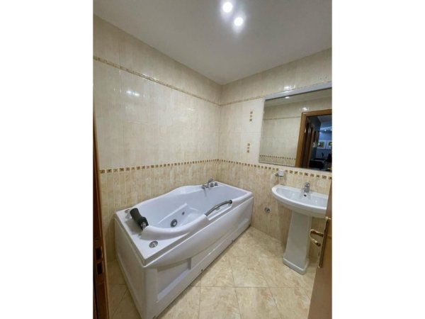 Tirane, jepet me qera apartament 2+1 Kati 7, 90 m² 1.000 € (Rruga e Elbasanit)