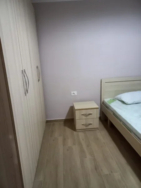 Tirane, jepet me qera apartament 2+1+Ballkon Kati 4, 550 € (Rruga mine peza)