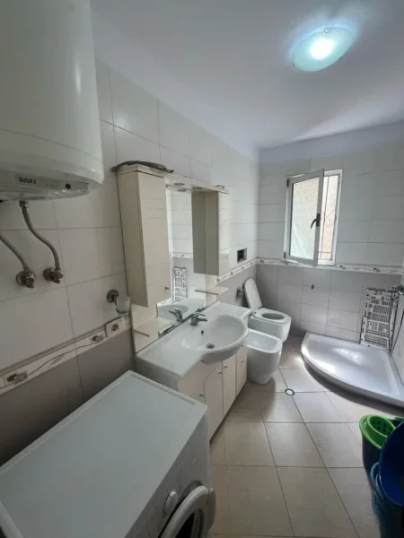 Tirane, jepet me qera apartament 2+1 Kati 6, 60 m² 550 € (pazari i ri)
