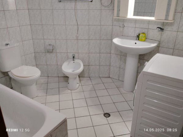 Tirane, jepet me qera apartament 2+1 Kati 2, 80 m² 650 € (Brryli)