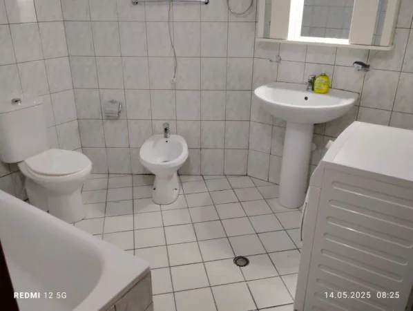 Tirane, jepet me qera apartament 2+1 Kati 2, 80 m² 650 € (Brryli)