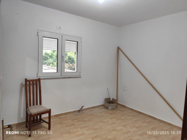Tirane, jepet me qera apartament 2+1+Ballkon Kati 2, 110 m² (Fusha e Aviacionit)