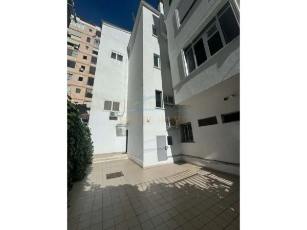 Tirane, jepet me qera apartament 3+1+Ballkon Kati 1, 130 m² 1.500 € (BLLOK)