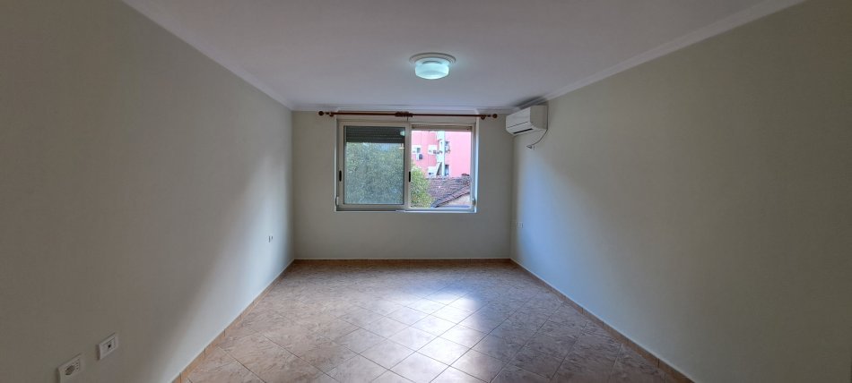 Tirane, jepet me qera zyre Kati 2, 30 m² 400 € (Margarita Tutulani)