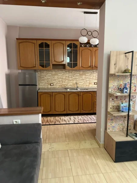 Tirane, jepet me qera apartament 3+1 Kati 2, 145 m² 650 € (Rruga Bardhyl)