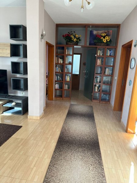 Tirane, jepet me qera apartament 3+1 Kati 2, 145 m² 650 € (Rruga Bardhyl)