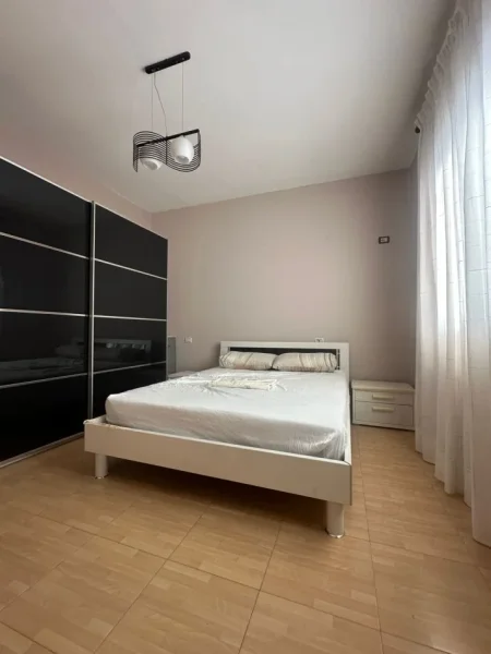 Tirane, jepet me qera apartament 3+1 Kati 2, 145 m² 650 € (Rruga Bardhyl)