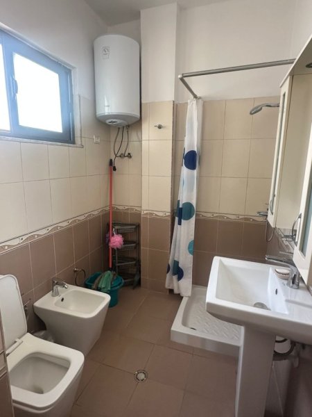 Tirane, jepet me qera apartament 3+1 Kati 2, 145 m² 650 € (Rruga Bardhyl)