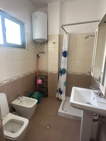 Tirane, jepet me qera apartament 3+1 Kati 2, 145 m² 650 € (Rruga Bardhyl)