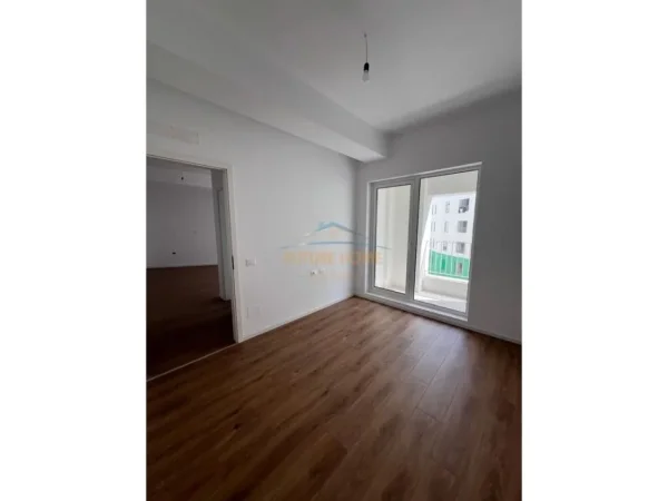 Tirane, shitet apartament 1+1 Kati 5,