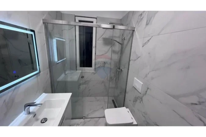 Tirane, jepet me qera apartament 3+1+Ballkon Kati 4, 138 m² 900 € (Rezidenca euro 3d)