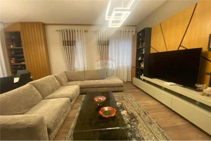 Tirane, shitet apartament 2+1+Ballkon , 117 m² (Laprake)