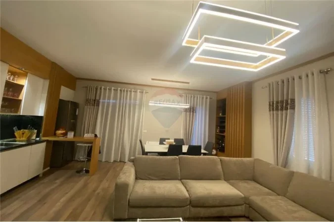 Tirane, shitet apartament 2+1+Ballkon , 117 m² (Laprake)