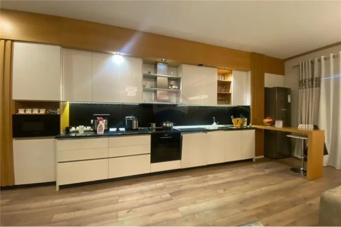 Tirane, shitet apartament 2+1+Ballkon , 117 m² (Laprake)