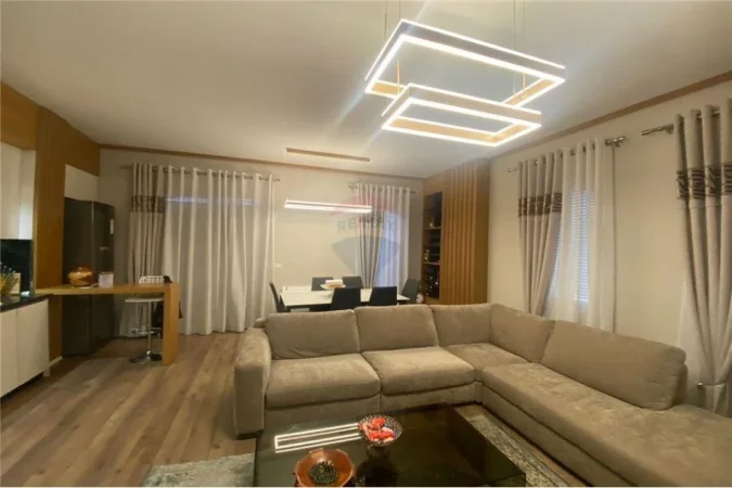 Tirane, shitet apartament 2+1+Ballkon , 117 m² (Laprake)