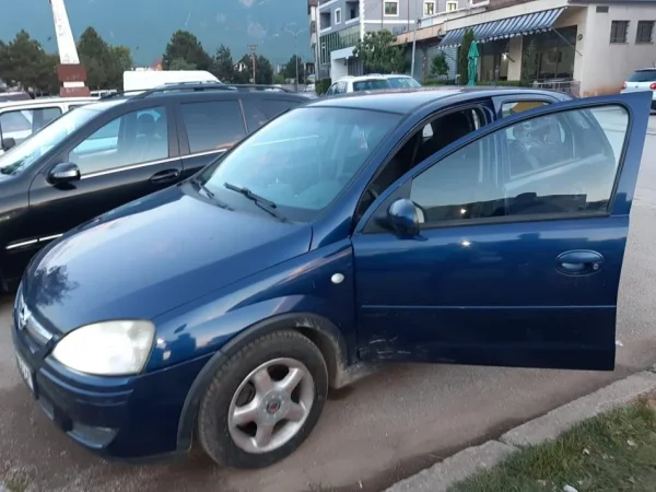 Kukes, shes makine Opel Corsa 1.4 Benzin+Gaz, blu e errët manuale Kondicioner 280.000 km 2.600 €