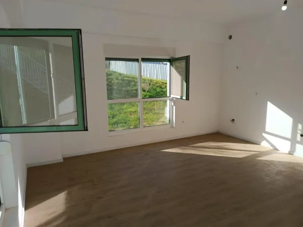 Tirane, jepet me qera apartament 1+1 Kati 1, 47 m² 250 € (Ali Demi)
