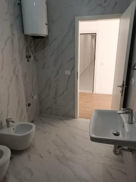 Tirane, jepet me qera apartament 1+1 Kati 1, 47 m² 250 € (Ali Demi)