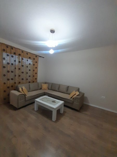 Tirane, jepet me qera Vile 1+1+Ballkon Kati 1, 70 m² 350 € (Rruga 5 Maj)