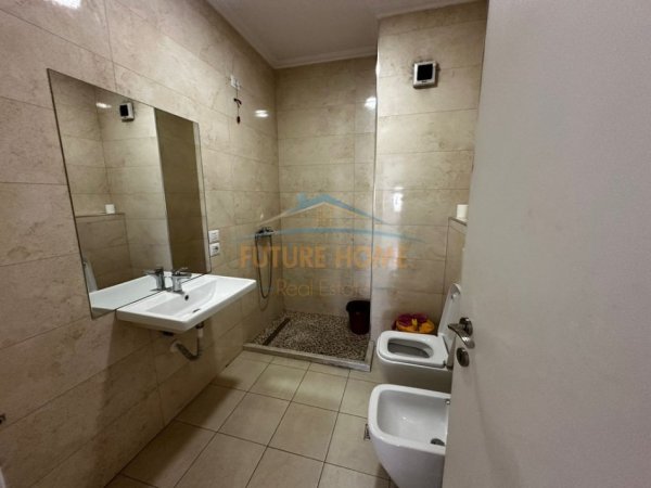 Tirane, jepet me qera zyre , 131 m² 1.300 € (zogu i zi)