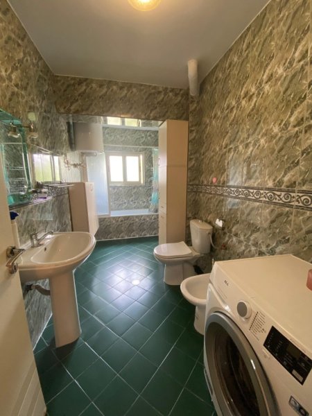 Tirane, jepet me qera apartament 2+1+Ballkon Kati 3, 130 m² 600 € (Stadiumi Dinamo)