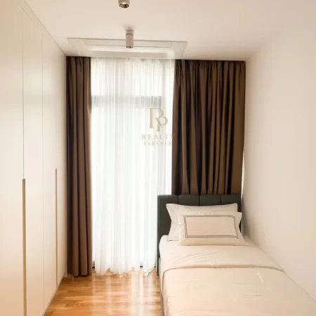 Tirane, jepet me qera apartament 3+1+Ballkon Kati 6, 124 m² 2.500 € (Liqeni Artificial)