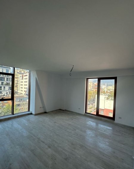 Tirane, jepet me qera zyre , 157 m² 2.500 € (Rruga e Kavajes)