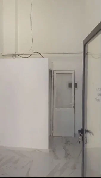 Tirane, jepet me qera dyqan Kati 0, 10 m² 220 € (Jepet me Qera Super Ambient Biznesi ne 5 Maji Perballe Ministrise se Mbrojtjes.)