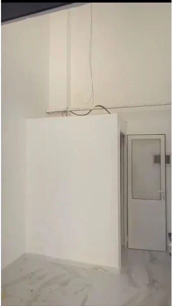 Tirane, jepet me qera dyqan Kati 0, 10 m² 220 € (Jepet me Qera Super Ambient Biznesi ne 5 Maji Perballe Ministrise se Mbrojtjes.)