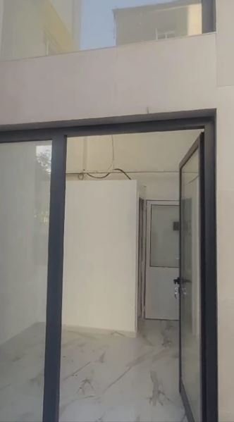 Tirane, jepet me qera dyqan Kati 0, 10 m² 220 € (Jepet me Qera Super Ambient Biznesi ne 5 Maji Perballe Ministrise se Mbrojtjes.)