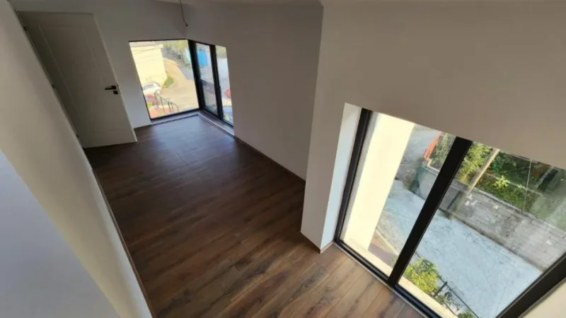 Tirane, shitet 4+1 Kati 3, 270.000 € (Kombinat)