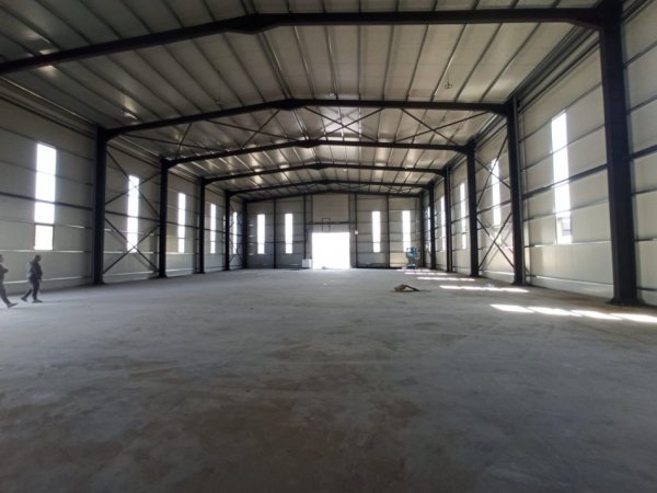 Tirane, jepet me qera magazine Kati 0, 1.075 m² 5.000 € (Autostrada Tirane - Durres)