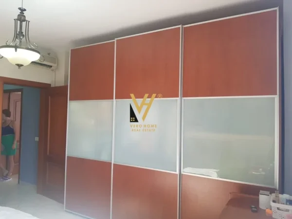 Tirane, jepet me qera apartament 3+1+Ballkon Kati 10, 108 m² 1.100 € (RRUGA XHORXH BUSH)