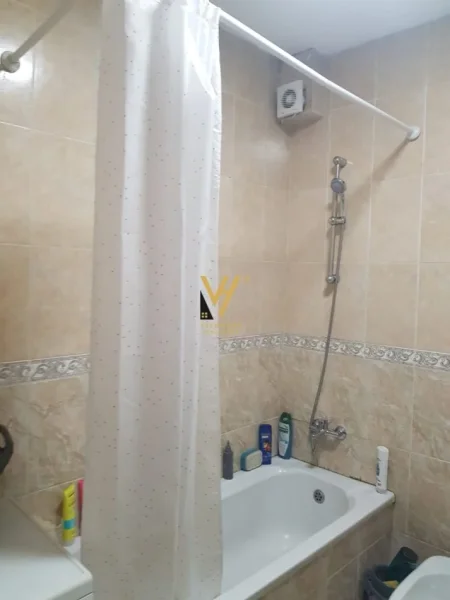 Tirane, jepet me qera apartament 3+1+Ballkon Kati 10, 108 m² 1.100 € (RRUGA XHORXH BUSH)