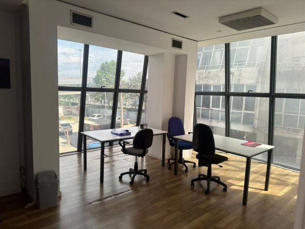 Durres, jepet me qera zyre Kati 2, 140 m² 700 € (Rruga e Portit)