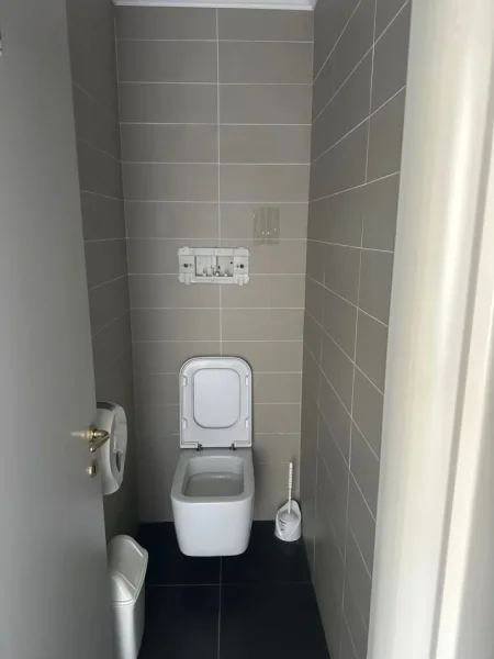 Durres, jepet me qera zyre Kati 2, 140 m² 700 € (Rruga e Portit)