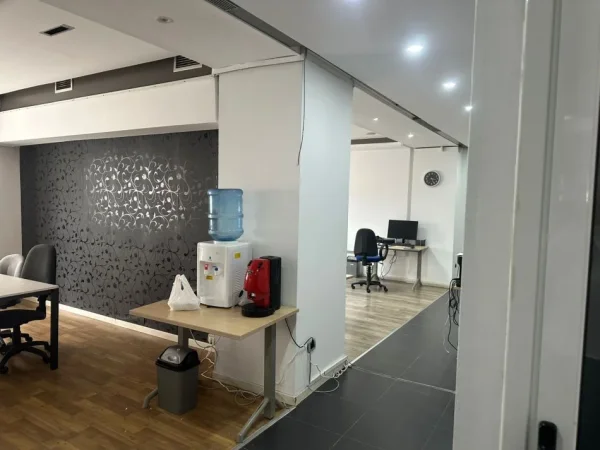 Durres, jepet me qera zyre Kati 2, 140 m² 700 € (Rruga e Portit)