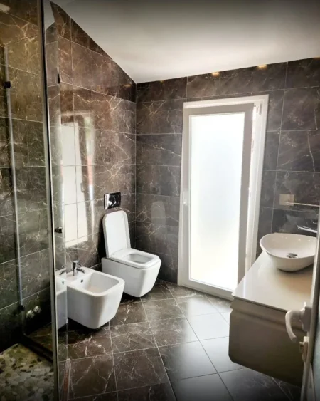 Tirane, jepet me qera Vile 3+1 Kati 3, 300 m² 1.500 € (SELITE)