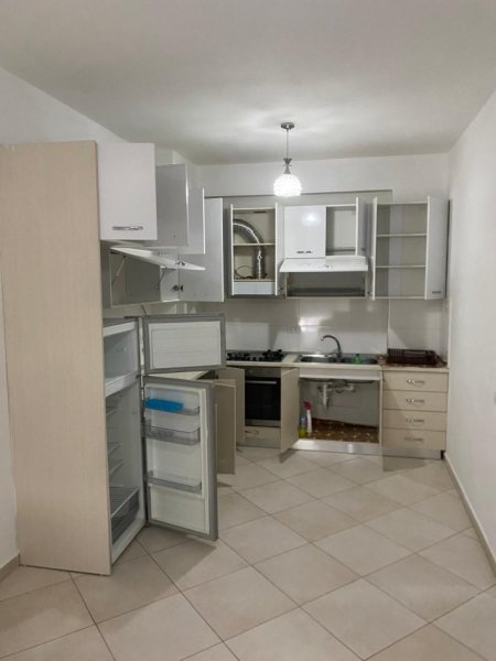 Tirane, jepet me qera apartament 2+1 Kati 3, 85 m² 400 € ( Jepet me Qera Super Apartament 2+1+2 Tualete në 5 Maji!)