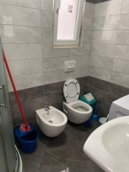 Tirane, jepet me qera apartament 2+1 Kati 3, 85 m² 400 € ( Jepet me Qera Super Apartament 2+1+2 Tualete në 5 Maji!)